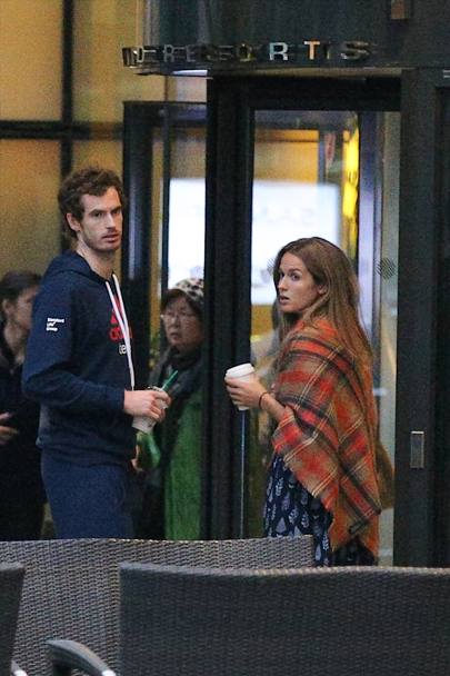 Il tennista scozzese Andy Murray, si concede qualche tenerezza  con la fidanzata Kim Sears, nelle pause che gli concede il torneo di Bercy,  a Parigi  (Olycom)